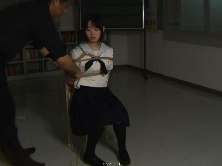 緊縛ロリータ ～絶対服従命令～ 影片名称：緊縛ロリータ ～絶対服従命令～ 久保田亜美<br>出品：SM-Miracle<br>番号：e0506<br>演员名： 久保田亜美<br>老师傅再度出手，这次竟然是对一个萝莉学生妹。。