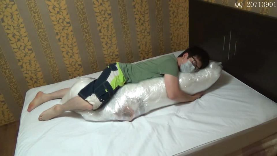 女孩做枕头 时长:00:18:53<br>创作:pillow girl<br>内容:把女孩放进塑料袋塞入棉花做成枕头抱躺坐压各种玩