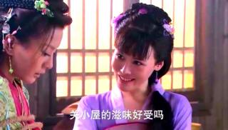 两古装子女折磨一女 一女子被绑在木柱上被两女折磨，宁死不屈....