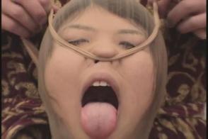 DVUMA-012 清纯美女被各种方式玩弄脸部。丝袜套头，胶带。