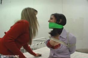 escape系列5 两个丝袜美女被捆在床上 挠脚心TK 非常刺激