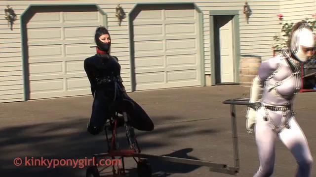 Ponygirls Anna and Kali on the Saddle Fuck – Part 1 of 2 Ponygirl系列 Saddle2fuck<br>kinkyponygirl<br>http://www.kinkyponygirl.com/ponygirls-anna-and-kali-on-the-saddle-fuck-part-1-of-2/<br>如此，胶衣，口，高腿 束缚 木马 户外<br>两个模特。坐在木马上，随着汽车快速抽插，也动弹不得，那感觉，酸爽