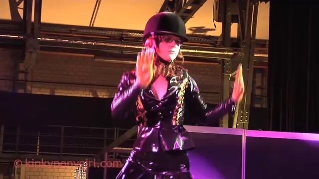 KP-BoundCon-Show KP-BoundCon-Show<br>kinkyponygirl<br>http://freakykinky.com/72164-kp-boundcon-show.html<br>如此，胶衣，口，束缚 马蹄 尾巴 拉车<br>在外举行的表演，性感美女，骑木马janna grace,同样还有ANna rose上阵。同台演出