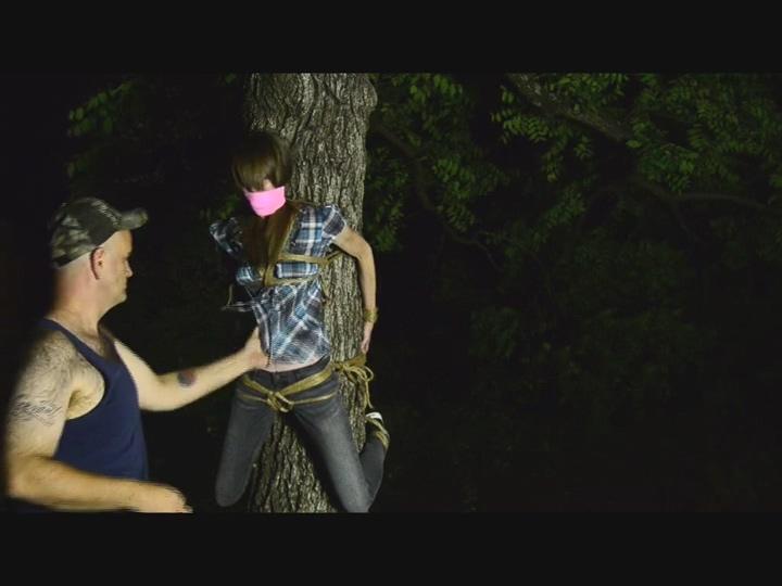 Jasmine Valley in Redneck ogres-world站视频Jasmine Valley in Redneck<br><br>女主角被捆绑着双手在野外奔跑希望逃离歹徒的控制，但最终她还是被重新抓获并被禁锢在树上<br><br>http://www.ogres-world.com/x-new/new-set.php?setid=46907&user=ogresworld#.Wb3K6cgjGUk