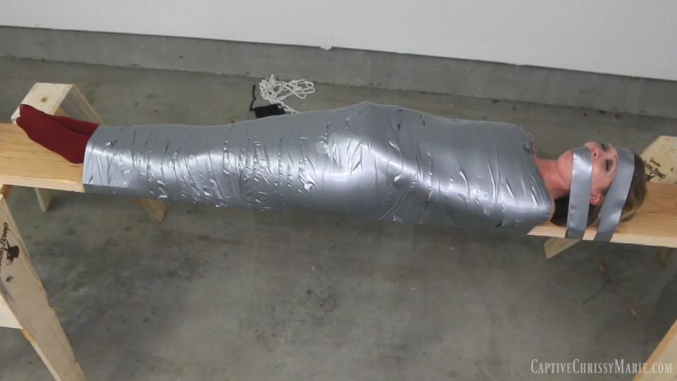 Board Bound Mummification Captive Chrissy Marie站视频Board Bound Mummification<br><br>Chrissy从网上雇佣到一个便宜的工人来为自己干活，然而来人却是劫匪……<br><br>https://www.clips4sale.com/studio/98213/18135540/Board Bound Mummification HD MP4