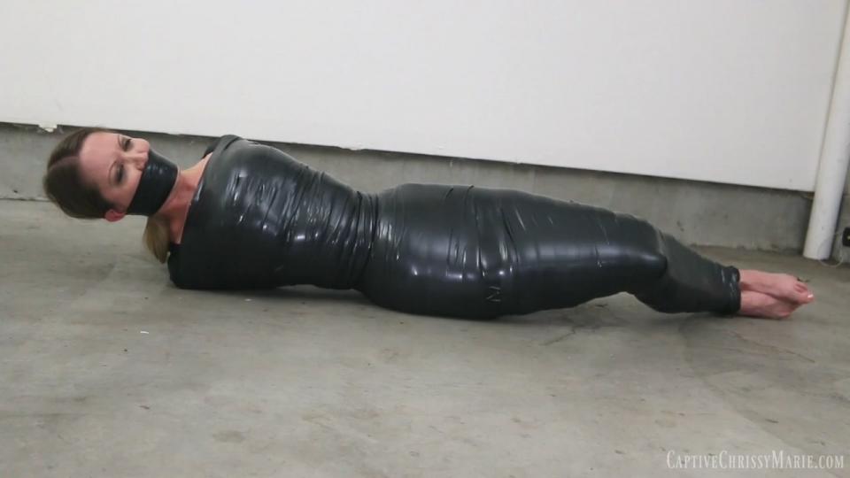 Mummified Misfortune Captive Chrissy Marie站视频Mummified Misfortune<br><br>女贼Chrissy潜入房间内企图行窃，由于没有发现任何财务而准备离开，但这是房屋主人突然出现……<br><br>https://www.clips4sale.com/studio/98213/18261018/Mummified Misfortune HD MP4