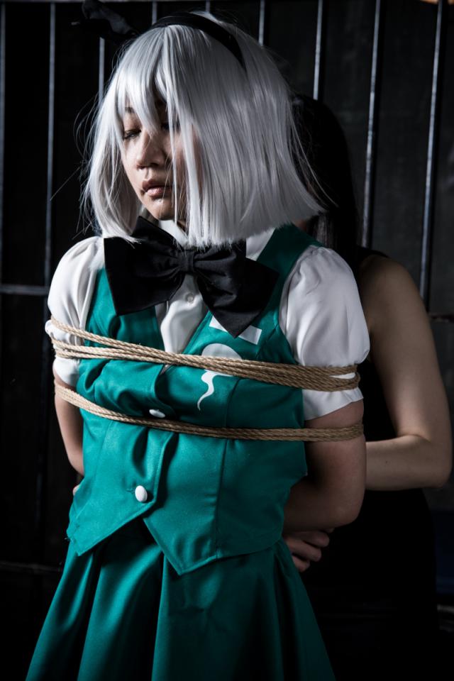 妖梦紧缚（1回战） 非常漂亮的妖梦cosplay调教秀，妖梦紧缚完整版1回战，貌似还没见到人传完整版。原本就2段，要是自带上传压缩质量厉害的话，会考虑两部一起传编号：item188297 