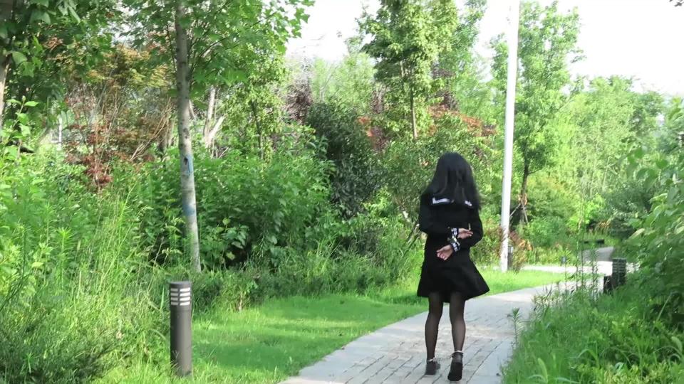 魔法摄影工坊---水手服少女公园散步 水手服少女黑丝镣铐 公园中小花园漫步小路<br>QQ1136144964