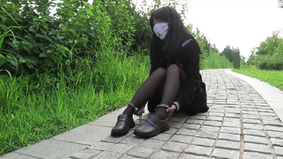 魔法摄影工坊---水手服少女公园散步 水手服少女黑丝镣铐 公园中小花园漫步小路<br>QQ1136144964