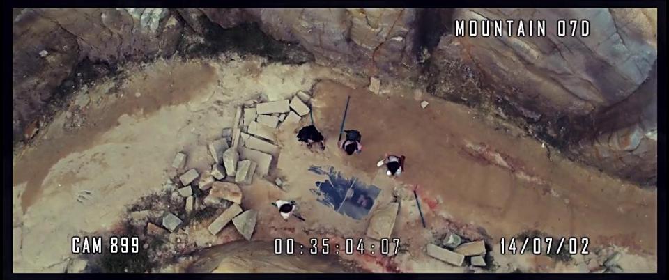 网络电影 终极直播2秘境 网络电影<br>片名：终极直播2秘境<br>分辨率：1280*536<br>简介：《终极直播2秘境》以一场史无前例的直播“真人秀”节目作为主要的叙事线索，打造一个全新的故事，让人性的复杂与矛盾在镜头前崭露无遗，将开启一个新的里程碑。 一档户外运动节目邀请了5位人气主播前往秘境无人岛,展开一场别具生面的荒岛求生记。然而参与者并不知道,她们的一举一动正被节目组24小时监控直播。此时岛上出现一位戴着面具的神秘男人,对主播们穷追不舍制造袭击,节目意外记录到了一场残酷、真实,又让人心寒的直播游戏……