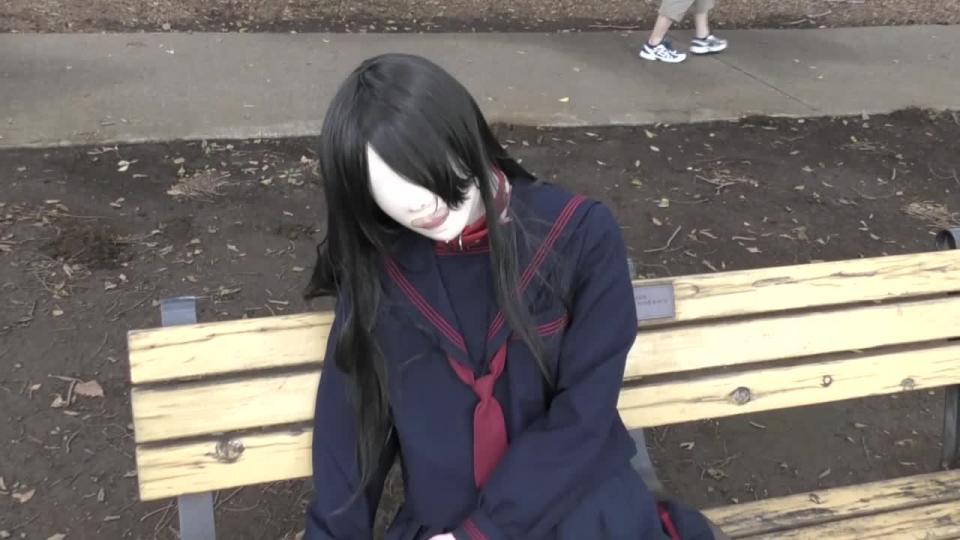 Abnormal Days 02 cohi-42 名称 abnormal days. 02<br>型 號︰ cohi-042<br>分辨率: 1280x720<br>总规模: 1.90GB<br>播放时间: 53分12秒<br>	<br><br>お隣さん家のフェチな日常。第二弾！今回は、ラバープレイ編。<br><br>ゆるーくライトに、リアルなフェチプレイをご紹介…、のはずだったのですが、<br>今作は、アレもこれも、とやってるうちに、一時間近くのボリュームになってしまいました。<br>Latex Doll bondage, carried in suitcase, tied, walked in the park in public at night, vibrated, breathplay<br>先ず開幕のシーン。一体型の白いラバーに、ウィッグと衣装を着せて、ぱっと見は普通の女の子のように…、として外でのんびりデート、としたかったのですが、思ったより人が多く、視線もありで野外プレイのような感じになってしまいました。<br><br>後ろ側を人が通り過ぎる時は案外気付かれないのもそれはそれで面白いなと思ったり。<br><br>その後、ホテルに移動して僕の趣味の呼吸プレイに付き合って貰ったり、のんびり電マでいちゃついたり、お風呂に入ったり、サウナに閉じ込めてみたり。<br>勿論、休憩で眠っている間もラバーは着せっぱなしです。<br><br>夜を迎えた後は日没後に別の場所に移動。首輪にリード、競泳水着にボンデージ、口枷、そして後ろ手錠…と、今度は思いっきりアブノーマルな恰好をしての露出調教プレイ。撮っている側もドキドキしながらのプレイでした。<br>あいにく途中からは大雨になってしまいましたが、おかげで少し内容も大胆になり、遊具にリードを結び付けて放置プレイしたりも出来ました。<br>因みに、夜の野外のシーンは暗かった為、暗視モードをメインにしての撮影になっています。<br><br>最後に駐車場からはラバーだけの姿に戻って貰い、スーツケースにしまってお持ち帰り…。と、一貫してラバーっ子とのプレイを貫いた作品になりました。<br><br> <br><br>今回は、視界のない呼吸穴だけのラバースーツでのプレイでしたが、また次作の機会があれば、目穴有りでのスーツのプレイもやってみたいところです。<br><br>そんなわけで、お隣さん家のフェチな日常。０２　お楽しみ頂ければ幸いです。<br>宜しくお願い致します！<br>From: https://www.talaat.net/index.php?route=product/product&product_id=888<br>Enjoy! 