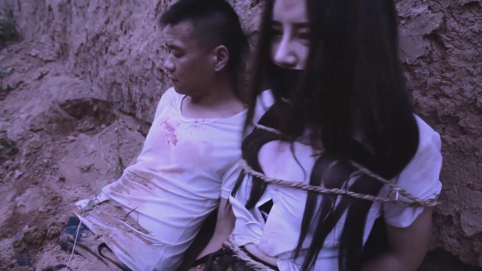 网络电影《恶魔学长》 今年刚拍的一部网络微电影，北京信哲影音出品，kb场面基本贯穿整部剧。情节上是说某医学院一名毕业很多年的学长带领四个学妹去一个偏远山村实习并为当地人治一种怪病，谁知道刚一到就遇到了人贩，然而最恐怖的不在于此....四位少女的学长似乎不太对劲，她们的命运将会如何？