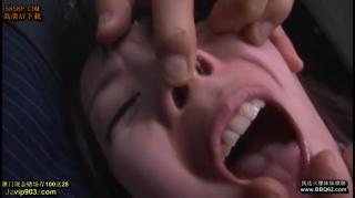 紧缚捏脸 黄衣美女脸被玩