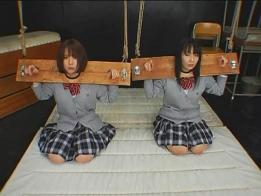 DDB-094 放課後浣腸体罰クラブ 辻本りょう みはる 番号：ddb-094<br>两个关系要好的学生妹在放学后被关到了一起，然后进行残酷的调教虐待