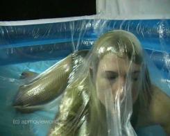 充气池真空床 Vacuumpool 原链接：http://www.bpclips.com/0000309/vacuumpool-p-19.html<br>Kathi under plastic vacuum.
