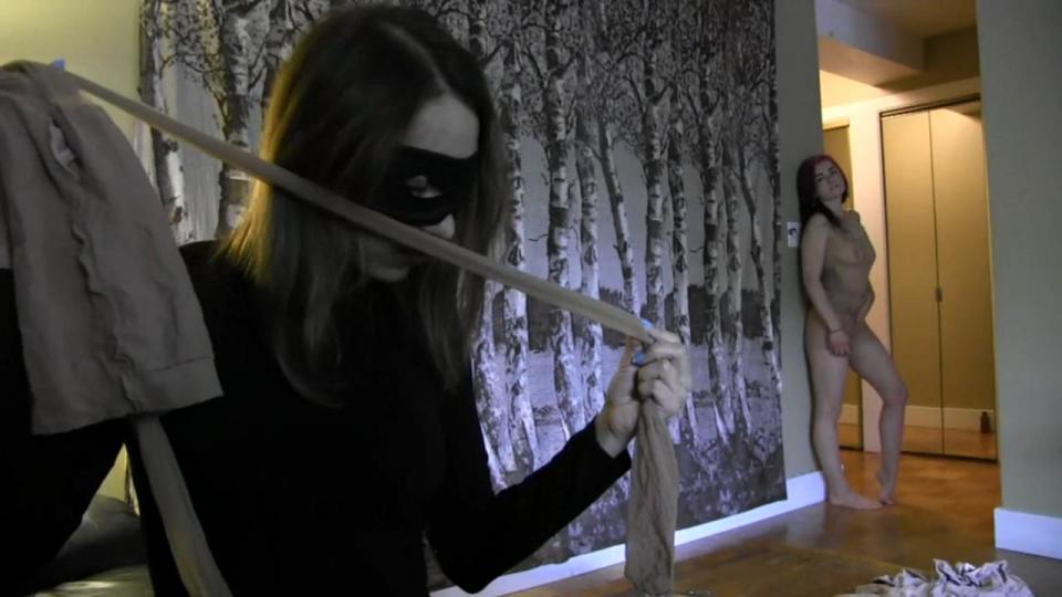 Cat Burglar Smother 720P [Chris Corner] 这个站点为数不多看了能让人兴奋的百合女恋足视频，模特们长得都挺标致漂亮的。<br>女变态潜入别人家偷闻丝袜自嗨，结果被女主人从后面用连裤袜沾上乙醚弄晕，没想到女主人也是个极度变态的女人，女贼的下场就是被女主人用丝袜绑在床上然后用PP活活将其闷死。<br><br>购买地址：https://www.clips4sale.com/studio/44263/sleepyfeet