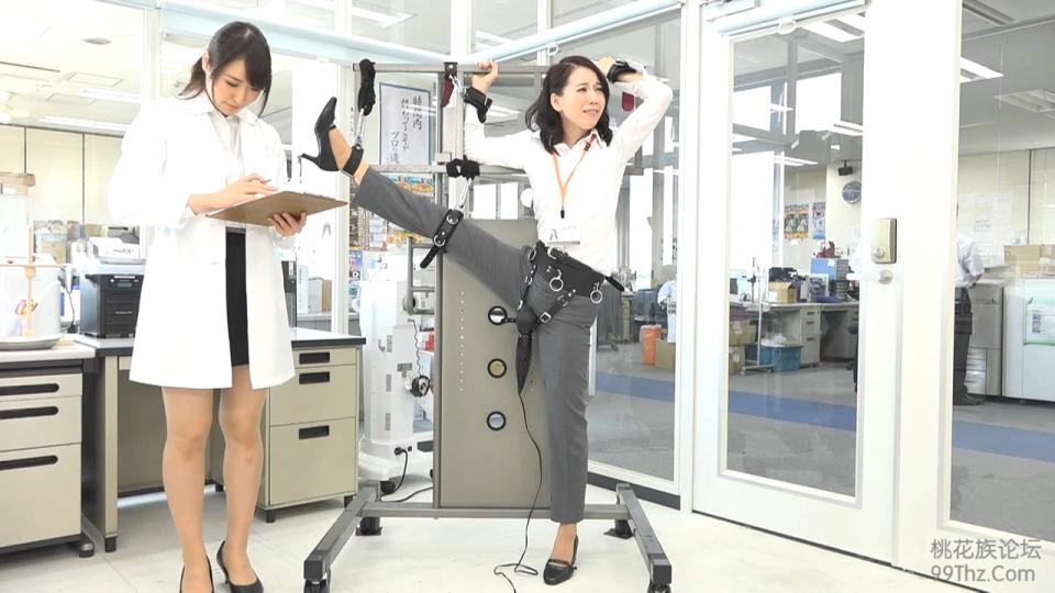 「250000回転の電マをY字・ブリッジなど子宮に振動が最も伝わる体勢で固定して当て続けたら？」をSOD女子社員が真面目に検証してみた結果 パンツスーツの裾まで染みるほど漏らして漏らして5人合計64回 番号：SDMU-710<br><br>配信開始日：2017/10/19<br>商品発売日：2017/10/19<br>出演者：----<br>監督：テキラティーノ<br>シリーズ：SOD女子社員<br>メーカー：SODクリエイト<br>レーベル：SOD女子社員<br>ジャンル：企画  電マ  拘束  潮吹き  ハイビジョン<br><br>模特们在遭到禁锢拘束后又被进行各种羞耻调教<br><br>http://www.dmm.co.jp/digital/videoa/-/detail/=/cid=1sdmu00710/