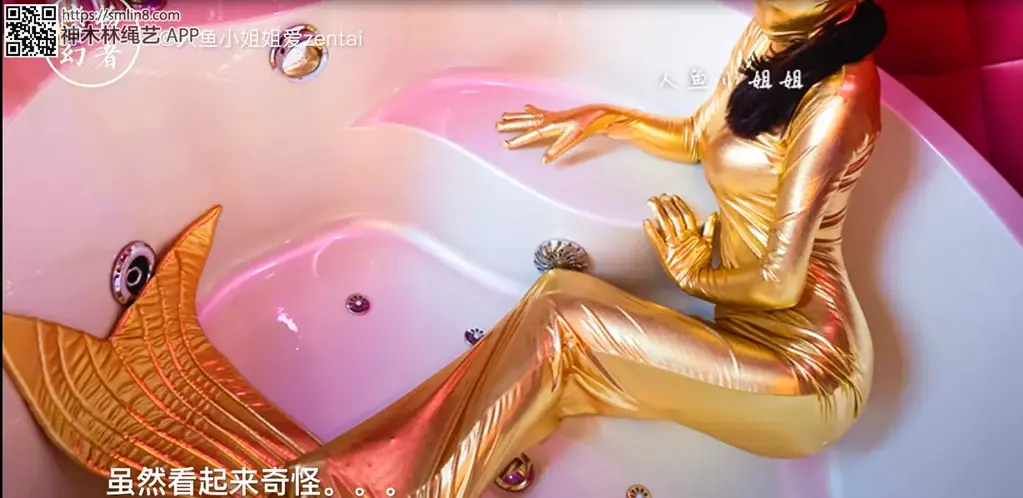 【恋物幻者出品】【正片】《人鱼小姐姐历险记》第一集《我家隔壁住了一条金色美人鱼》故事片正式上线~搞笑+悬疑+诱惑，诚意上演~配乐很棒哦~欢迎支持原创剧集 小姐姐zentai装荧幕首秀～<br>我是一只单身狗。刚刚搬来新住处，每天过着单调发现的单身生活。<br>这天，回家路上闲着无聊打开了陌陌，发现附近的人里有个叫“人鱼小姐姐”的姑娘还挺有趣，头像也很奇怪，没有脸，只有金色的轮廓，于是开始撩她。<br>一边撩一边开家门，却忽然发现沙发上有个奇怪的不明物体，然后听到一声尖叫。。。<br><br>恋物幻者原创作品。<br>微信：mermaid-zentai-girl<br>QQ：2896630013