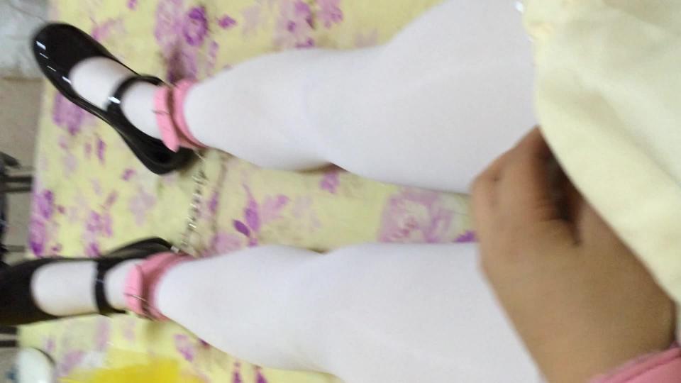 可爱的男孩子穿上女仆装白丝毛绒手铐被强迫自慰 被主人强迫什么的属于脑补啦 感觉自己即可抖S又可抖m 然后就脑补出一个抖S的自己调教抖m的自己w 穿上黑猫女仆装和白丝戴上手铐脚铐被主人命令在面前自慰到去 好羞耻啊w 一个人玩只能拍腿啦 因为一直只是在摸摸所以就便宜啦 【后面有彩蛋wwwwww 