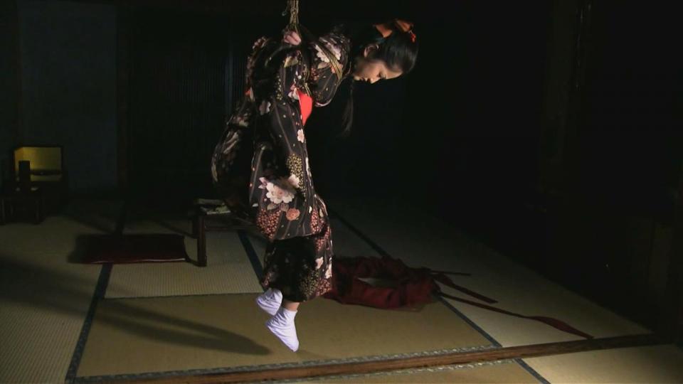 若菜亜衣　[特別単体編 振袖-涙-高手後手-吊り-股縄 緊縛Live] 番号：live-1718<br>官网连接:http://www.sugiuranorio.tv/top/products/detail.php?product_id=1696<br>若菜亜衣穿着华美的振袖被用各种方式捆绑起来。