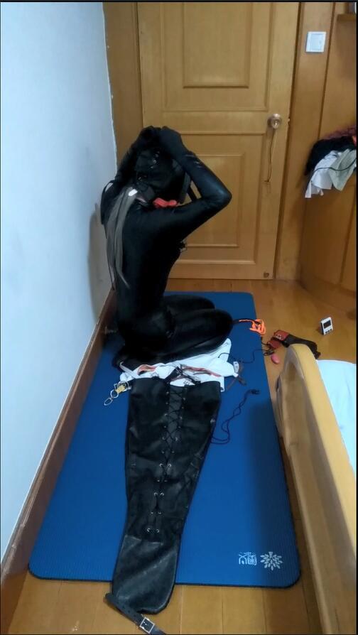 连体衣全包自缚感官剥夺放置极限捆绑 cd自缚不喜勿看，此视频为原创正片，使用双镜头拍摄，内含温馨的字幕解释，绝对物超所值哦。内容：连体衣全包自缚感官剥夺放置极限捆绑。限制：呼吸限制 视觉限制 触觉限制 跳蛋 电击 憋尿。道具：头套 拘束衣 美人鱼束腿 时间锁 跳蛋 电击贴片。超级刺激，无法挣脱（好吧，有安全措施）本次尝试了拘束衣前手缚，腿部完全束缚以至于保持不了平衡也用不上力。谢谢大家上次视频的支持，以后会有更多的玩具加入进来哦，有多少还是看大家啦！第二次发原创视频，有建<br>
