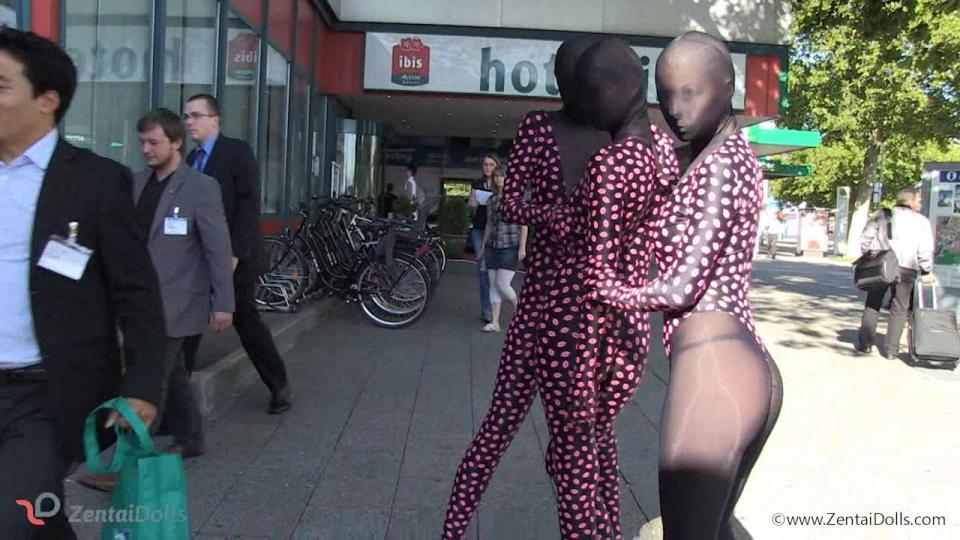 NYLON QUEENS IN BERLIN 三位性感美女穿全包衣街拍走秀。有露脸哦！<br>视频网址http://www.zentaidolls.com