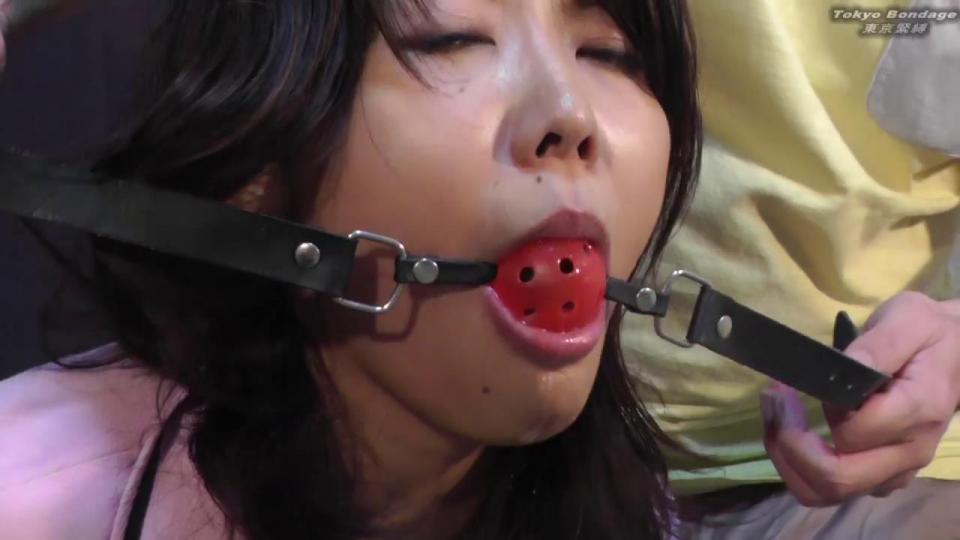 东京紧缚 AY1-3 Japanese MILF Ayaka Chair Tied and Drooling 品番：	AY1-3<br>監督：	スコット・サトー<br>再生時間：	30分53秒<br>ジャンル：	緊縛・ボンデージ<br>取り扱い店：	Tokyo Bondage 東京緊縛<br>购买地址：http://www.asianbondagedamsels.com/main/2014/11/japanese_milf_ayaka_chair_tied.html