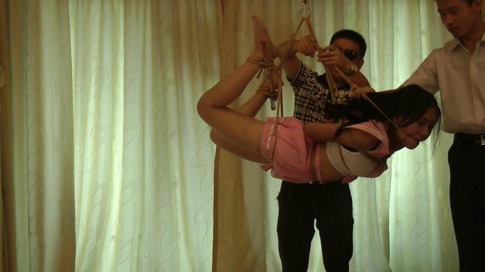 [Art Of Bondage] Ms. Ling, Short Bondage Clip ©Art of Bondage<br><br>Video Resolution: 1920*1080<br><br>Video Duration: 57 mins, 01 sec<br><br>Featuring: suspension bondage, breast bondage, box tie, crotch rope, school uniform, Chinese wuhua bondage, old fashion, stocking, foot fetish, high heels, and hogtie