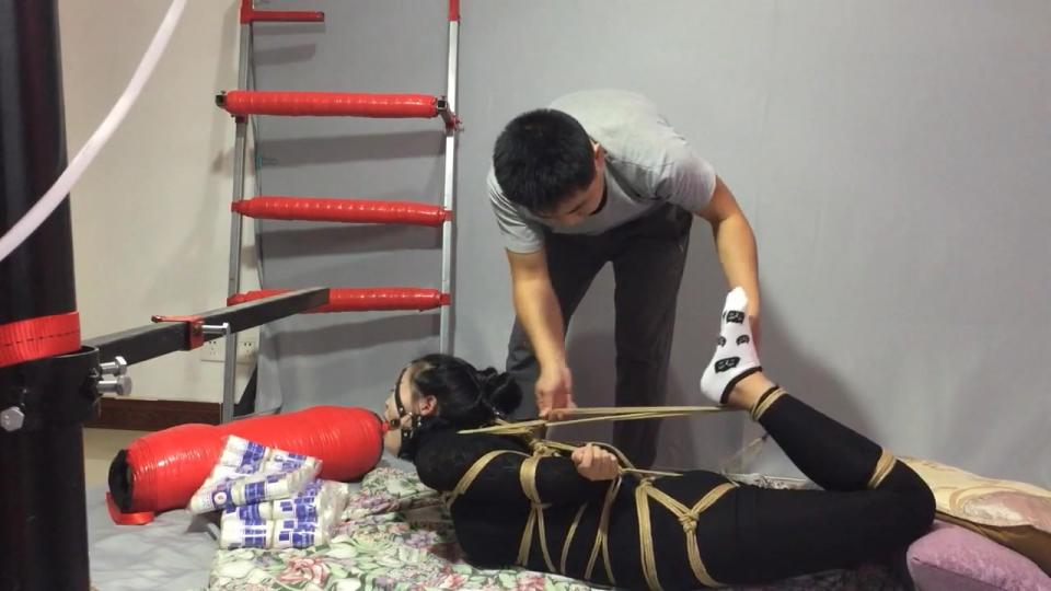 路由工作室 驷马 被绑哭 第一次录视频 妹子被驷马绑哭啦 哭的好凄惨呀 哈哈 想看看我全身捆绑这个妹子的过程吗？妹子被驷马绑哭啦 哭的好凄惨呀 哈哈 想看看我全身捆绑这个妹子的过程吗？<br>