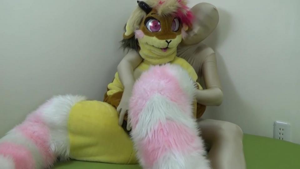 dlkmn-035 ケモノ > ひづめちゃんのマッサージルームへようこそ♡ 番号：dlkmn-035<br>ケモノのマッサージ屋さんを見つけ部屋を訪れるとマッサージ師のひづめちゃんが本日はお相手をしてくれるみたいです。とても可愛い声で「よろしくお願いします」と声だけでも癒されるひづめちゃんですが得意技のヒヅメを使用してのツンツンマッサージは格別に気持良いです。手コキと足コキと四つん這いにさせられて後ろからの手コキに昇天してしまいました。昇天した汁がヒヅメに付き臭いをクンクン嗅がれました。最後も丁寧に「ありがとうございました」可愛い声で挨拶をされ、またヒヅメのマッサージを受けたいと思いました。