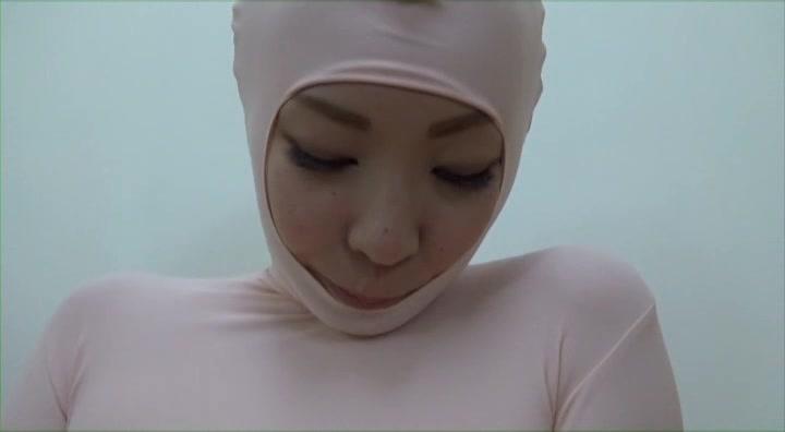 dlamn-146divx 着ぐるみアイドル落ちめの起死回生作戦!! ショー後の楽屋で人気が落ち目について,説教をされ違う展開を提案されます。着ぐるみアイドルは,まだ続けたいのでその提案をのむ事にしました。アイドルも落ち目になると脱いだり,エロ路線で再起をかけるので着ぐるみアイドルも再起をかけて,エロ路線で復帰をすると無理矢理説得をさせられて,衣装を脱いで肌タイでオナニーや電マで責められて逝かされます。エロ路線の方が人気が出そうなとても反応が良くスケベな子でした。