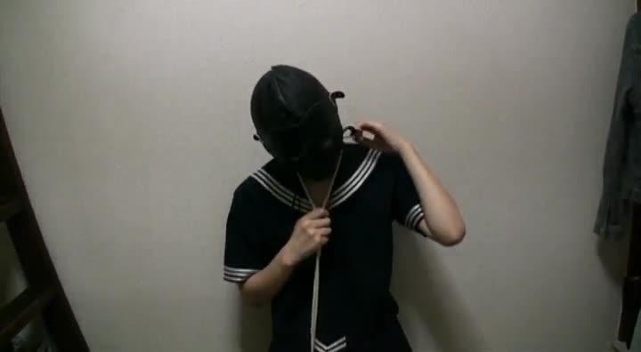 cohi-007 Self Bondage Vol.02 野外散歩編 レーベル: The 俺の世界<br>品番: cohi-007<br>解像度: 720×396<br>再生時間: 22分34秒→22分20秒<br>購買地址：https://www.talaat.net/index.php?route=product/product&path=69&product_id=308<br>女主自己全頭罩住，綁上龜甲，銬上手銬外出散步，到自動販賣機買飲料翻倒的拙樣，最後在大樓陰影處自慰