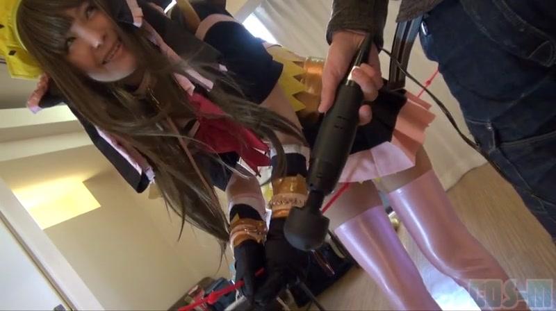 こすえむ！魔法戦士スイートリップ～魔法戦士なのにえっちなお潮いっぱい出ちゃうっ！？～前編 サークル 	こすえむ企画<br>作者 	こすえむ企画<br>特記事項 	前編のみ収録。サンプルには未収録のシーンも含まれます。<br>バージョン 	Ver1.0前編 <br>今回は撮影しながらのアソコ弄りですぐにパンツを<br>ぐちょぐちょにしてしまったあやちゃんですが、<br>クリだけでイっちゃうとか、かわいすぎでしょ！！！<br><br>しかも濡れやすいだけでなく、漏らしやすいw<br><br>縄を張っての股間股縄渡りでコブに擦れる度に<br>可愛い声で喘いじゃうあやちゃん。<br>気持ちよすぎて歩けなくなったところを<br>強引に歩かせて腰砕けにさせちゃいます。<br><br>そのまま電マを縄に押し当てると、振動が伝わって<br>その場に崩れ落ちちゃいます。<br><br>ヘロヘロのところに電マを直接パンツに押し当てると<br>ものすごい喘ぎ声で絶頂を繰り返しちゃうあやちゃん。<br><br>購入地址：http://dl.getchu.com/i/item26802