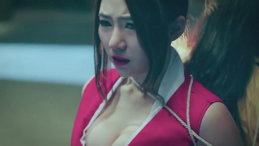 网络电影《少女夜蒲》 绅士新蜂出品，故事讲述的是狄拉与姐妹4人生活在一起，每天晚上都以特殊的方式演绎着自己的狂欢。一次剧组生活中一直梦想演绎特工的叶铭与狄拉相识并一见钟情，自此一路追随着狄拉姐妹团的生活。这样的生活却因为狄拉的性情大变而打乱，姐妹四人与叶铭多方打听寻找狄拉变化的个中始末。经过几次周折与周围人的协助大家找到了狄拉变化的症结所在，在大家知晓端倪后于决定合力帮助狄拉找回从前的记忆，至此开始了一次又一次的“乌龙行动”。在行动过程中姐妹间的友情以及叶铭对狄拉的感情经过锤炼与层层考验，与此同时殊不知已经掉入了隐藏在背后的幕后黑手之中……