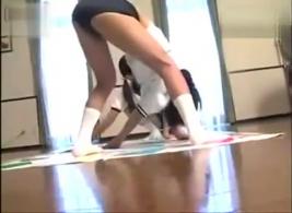 三个女孩穿白袜玩游戏 三个白袜女生家中游戏。