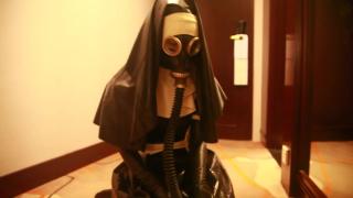 Latex nun in gasmask and gloves 防毒面具乳胶尼姑装