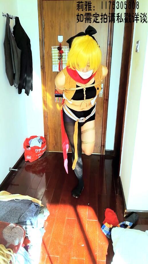 【莉雅的定拍之作】菲鲁特 COSPLAY 单脚站立，足兆蛋，堵嘴，紧缚 菲鲁特：莉雅<br>编号：liya-009<br>人物介绍：《RE从零开始的异世界》的盗贼妹纸~<br>内容简介：自缚，足兆蛋，丝袜堵嘴，单脚站立，（主要是单脚站立保持平衡）<br>后面的碎碎念：难受..拍了两遍，脚腕和过绳子的地方好疼，拍完第一遍的时候不小心把手机摔倒地上重启了没保存下来，所以没有捆绑的过程啦，而且跳蛋时间太长最后还搞得....，这期应该算是加更的，不过感觉好像有点着凉，不确定周四还能不能按时更新，为什么要加更？咱才不会说是双十一花的太多了呢！这次还是有些缺点的，全程在吸溜鼻子，这个天气，望理解下，可能这视频足控会更喜欢吧？<br>喜欢咱可以戳咱的名字看咱的其他视频~~~<br>视频尺寸：720*1280	<br>视频大小：2300M/500M<br>视频时间：00:32:01<br>解压密码：liya