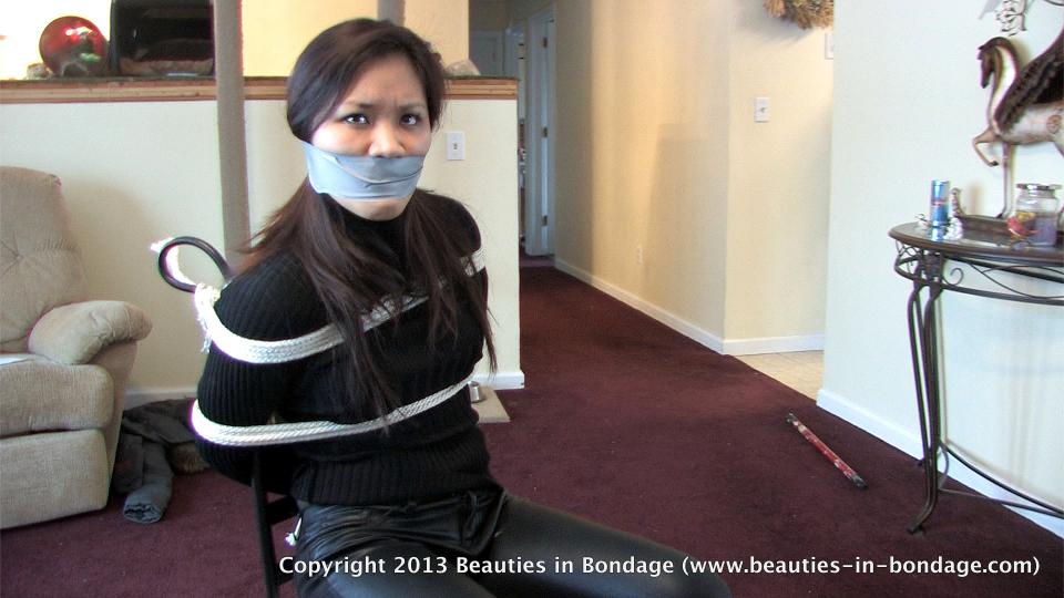Assassin Beauties in Bondage作品<br><br>模特：Mai Ly和Jasmine<br><br>购买地址：http://www.bibfetishstore.com/index.php?route=product/product&product_id=93<br><br>内容梗概：法官正在主持地区检察官起诉危险犯罪团伙头目的案件。为此帮派首领派出刺客Mai Ly潜入法官家中，企图刺杀法官。但法官的年轻女儿Jasmine却意外的先回到家中，于是Mai Ly不得不先制服她，并捆绑住她的手脚，继续等待法官。Jasmine努力挣脱束缚，并悄悄的发动了一次对Mai Ly的奇袭，十分幸运的打晕了女刺客。Mai Ly醒来后拼命挣扎，但为时已晚，她的手脚都已经被Jasmine死死的捆在椅子上，完全没有了逃脱的可能性。