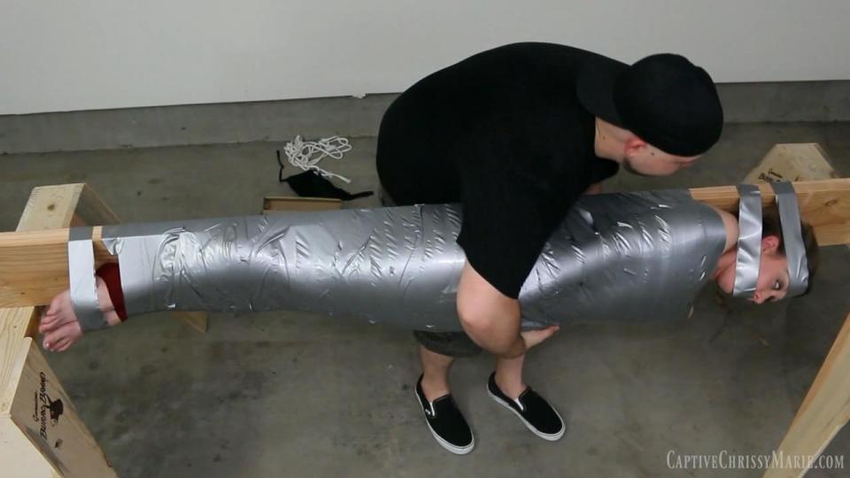 Board Bound Mummification Board Bound Mummification HD MP4<br><br>From: Captive Chrissy Marie <br><br>小姐姐在网上找了一个装修工，可是装修工看着小姐姐确实太性感了，尤其是脚上穿着的那双红色连裤袜，于是心生歹意，把红丝小姐姐用保鲜膜和胶带绑成木乃伊固定在木板上；太诱人了。<br><br>https://www.clips4sale.com/studio/98213/18135540/Board Bound Mummification HD MP4