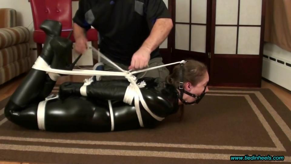 Rachel Adams..."Catsuit Captive!" TIED IN HEELS站视频Rachel Adams..."Catsuit Captive!"<br><br>模特Rachel穿着连身胶衣和高跟长靴被捆绑堵嘴<br><br>https://www.clips4sale.com/studio/43383/18324131/Rachel Adams...