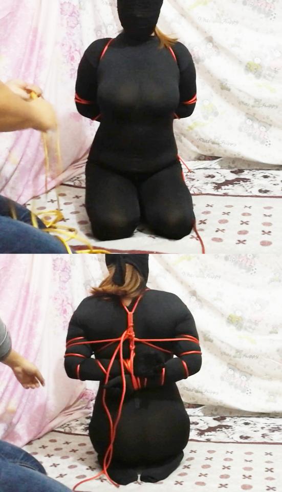 K1120 紧身衣捆绑，股线太紧，导致后来TD塞不进去。<br>用了夹子，再用鞭子打掉，虽然隔着一层衣服，但还是挺疼。虐，就不能让她太舒服。<br>