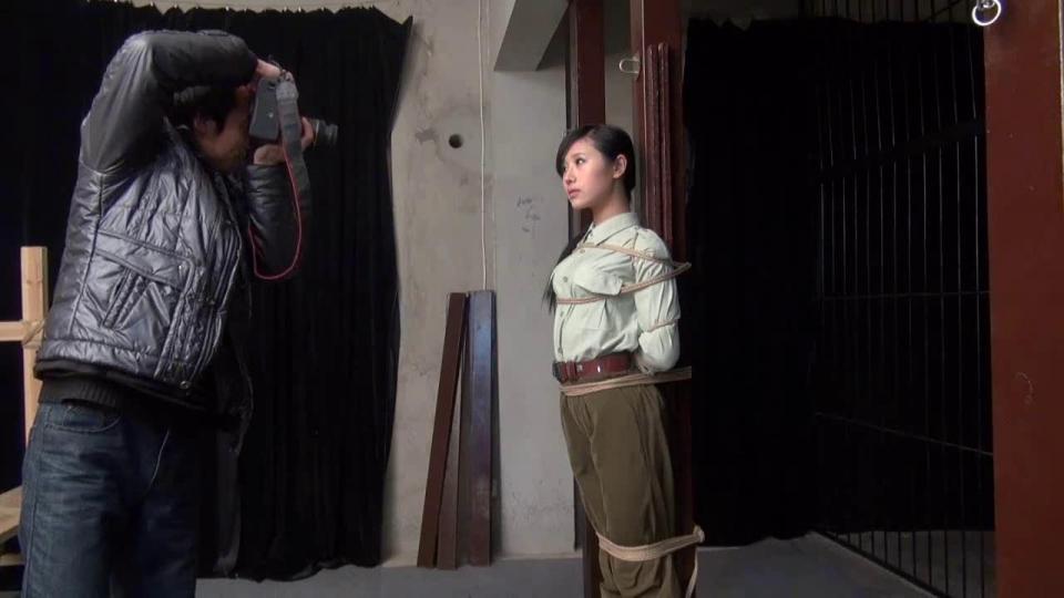 神艺缘 会员体验纪实 馨缘 创作：神艺缘摄影制作中心<br>片名：会员体验纪实<br>模特：馨缘<br>内容描述：女兵馨缘被各种姿势捆绑 然后男会员还体验了一下M