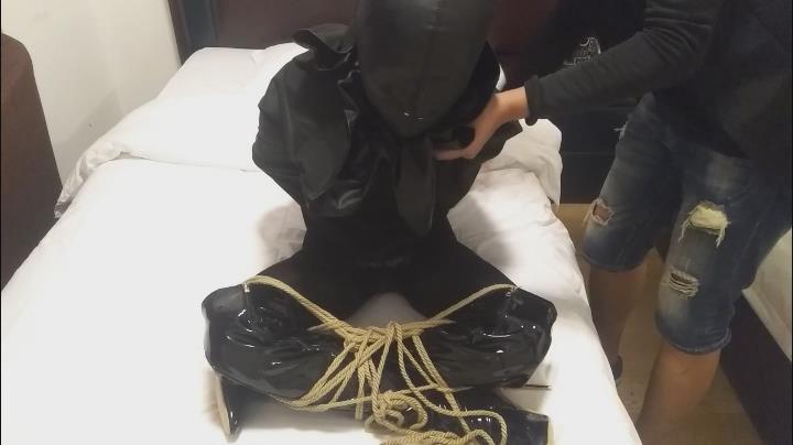 【曼陀罗】麻袋和皮裙全包 本工作室现已经开通微信号，对于之前联系定拍以及参与拍摄失败的宝宝，说声抱歉，不怕麻烦的话可以再次添加微信：a53967784，联系定拍以及参与拍摄的事宜。<br>视频中尝试了 麻袋和大号皮裙进行全方位的包裹体验 喜欢的亲们可以收藏哦<br>定拍QQ：53967784