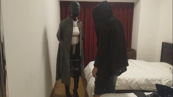 【曼陀罗】我就好像这视频，外表包裹的严严实实的什么都看不出来，但是心里面你永远猜不到，到底是什么样子的。 这次尝试了两种拘束方法，还是我喜欢的全包方法，喜欢的点击收藏哦！<br>定拍联系QQ：53967784<br>由于网盘和谐率太高，因此我不得不加大解压难度，但还是建议所有同号能下载以后解压！<br>1.下载压缩包后，输入解压码kfgh9421QBz<br>2.接下来你会得到一个扩展名为zippp的文件，将文件扩展名改成zip，确认后，再次解压即可！<br>3.最后你会得到一个mppp4的文件，老样子，将文件扩展名改成MP4，确认后就可以观看了！<br>4.步骤有点麻烦，但好在效果不错，可以有效防止和谐！如果同好们觉得麻烦的话，那就只能抱歉了！