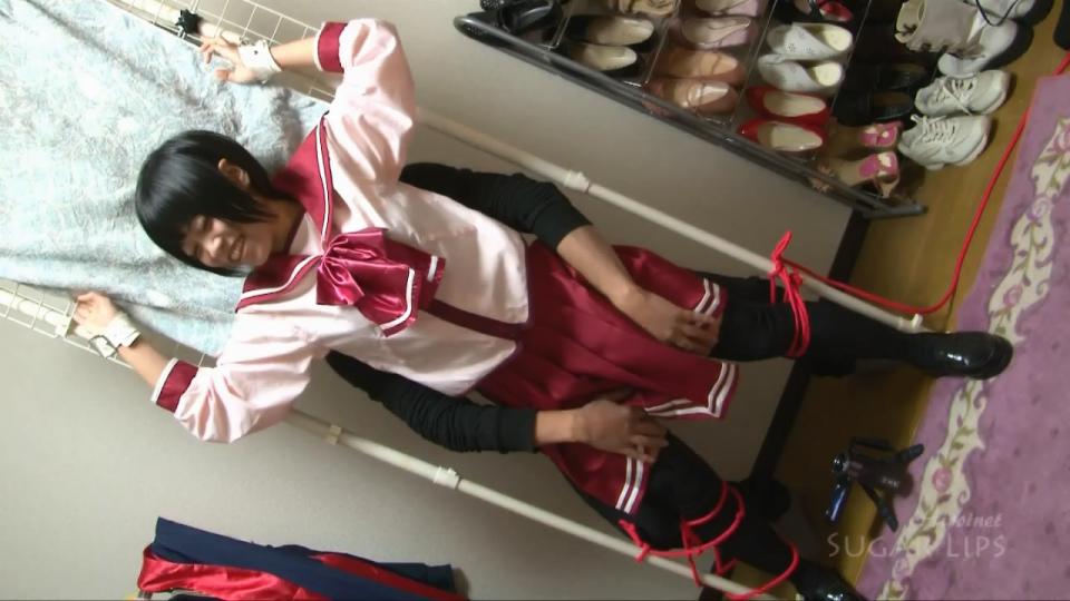ToHea○t 拘束くすぐり電マ逝き サークル 	ヒロイネット<br>作者 	Hiroinet<br>画像数&ページ数 	22?<br>配信開始日 	2016/08/08<br><br>スタンドポールに括り付けられ身動きのとれない少女。背後から脇腹を撫で上げると身体を捩って笑い転げる。プリーツスカートの上から両太腿を撫で上げその中心に向かう。少女の膨らみを鷲掴みにすると笑い声が甘酸っぱい音色へ変化する。電マの振動で股間を持ち上げながら指先を水色ショーツ越しにアヌスへと差し込んでゆく。ビクビクトと官能に苛まれる少女の脇腹を摘みあげくすぐり倒す。くすぐったさと官能の狭間で少女はやがて可笑しく堕ちてゆく。<br>1280×720　4Mbps<br>収録時間22分　720MB<br>購買地址：http://dl.getchu.com/i/item44068