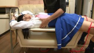 スマイル○リキュア　幼獣折檻 サークル 	ヒロイネット<br>作者 	Hiroinet<br>画像数&ページ数 	7.43Min.<br>配信開始日 	2013/04/11<br> 	テーブルに拘束された少女<br>掌で体中を撫で回す<br>くすぐったさに身じろぎをしながらも徐々におかしな感覚が少女を侵食してゆく<br>少女の秘具に潜り込んでいた幼獣バイブ<br>スイッチを入れると大きく体を弓形にさせる少女<br>強烈な振動がパターンを変え少女の秘具の中を掻き回しながら出入りする<br>さらに二股に分かれた触手が処女の肛門と肉芽を掻き分け擦ってくる<br>ガクガクと震えが止まらない少女は何度も腰を上下に突き上げる<br>さらに追い討ちをかけるように電マを押し当てる<br>逝っても逝ってもやまない逝き地獄に少女はやがて…<br><br>1280*720 4Mbps.<br>7.43Min.<br><br>參考地址：http://dl.getchu.com/i/item21869