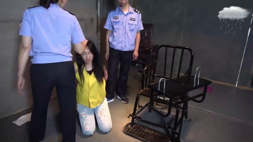 MJ567内部定拍 金老大的结局----高清视频(下） 黑社会大姐金老大被警方抓获，刚审讯的时候口挺硬的，完全是老大的样子，然后捆绑被男女警察刑讯逼供，吊绑折磨，一拉一松，一高一低，一个大姐大又怎么能经受得住捆绑折磨，最后还不是得乖乖的招认一切，一个高清的视频，分为上下两部（下部更精彩）