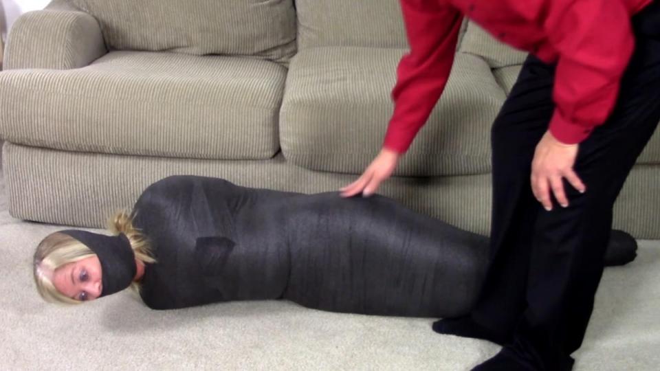 Dakkota Grey - Mummified for Youth (MP4 Format) Dakkota Grey - Mummified for Youth (MP4 Format)<br><br>From: Cinched and Secured <br><br>Dakkota决定用一种特殊的SPA方式让自己变得永远年轻，欧文告诉她有一个全身包裹的疗法可以让她永远年轻，于是Dakkota就信了，而实际上欧文是向绑架Dakkota，欧文的家里已经囚禁了很多被包裹成木乃伊的女孩，当Dakkota知道后已经晚了，自己已经被黑色纱布包裹堵嘴成木乃伊只剩下无助的呜呜声了。<br><br>购买地址：https://www.clips4sale.com/studio/109778/18394123/Dakkota Grey - Mummified for Youth (MP4 Format)
