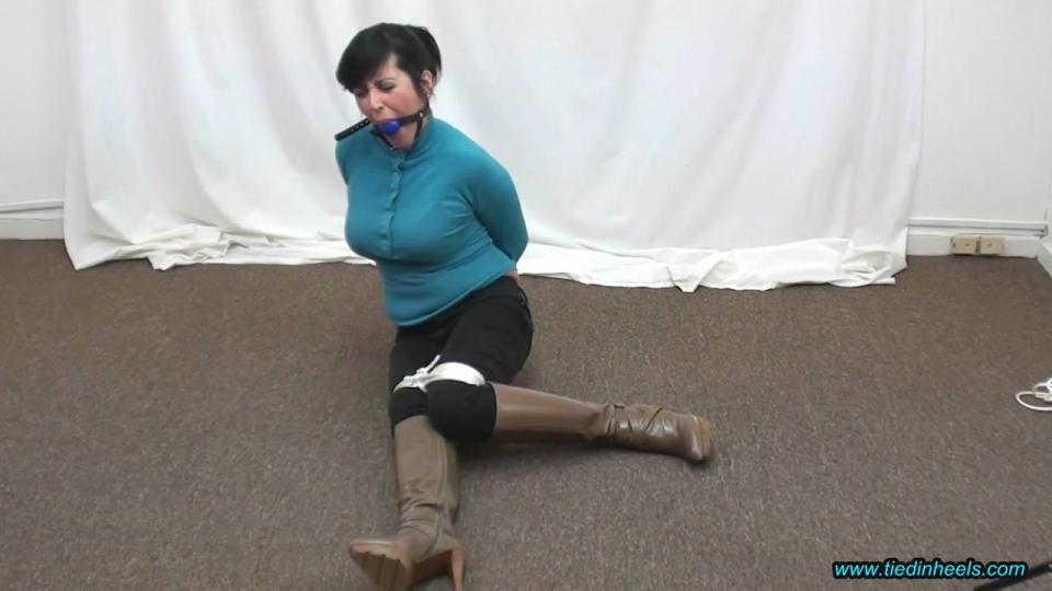 Dixie Gets Tightly Bound in SEXY Knee Boots! tiedinheels站视频Dixie Gets Tightly Bound in SEXY Knee Boots!<br><br>模特Dixie穿着长筒高跟靴被绳索捆绑口球堵嘴<br><br>http://www.tiedinheels.com/x-new/new-set.php?setid=77033#.WiSk-UqWaUk