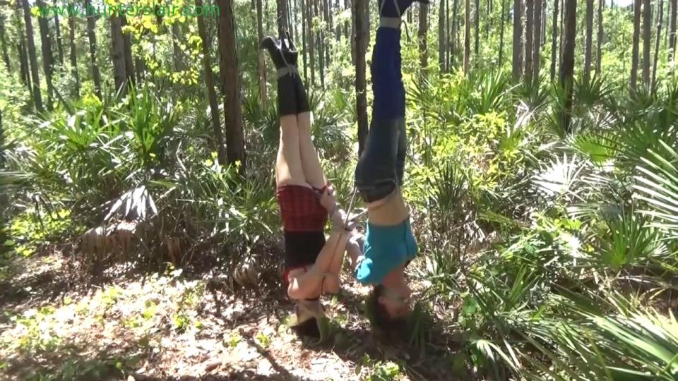 Forest bondage nymphs Hunters Lair Bondage站视频Forest bondage nymphs<br><br>Lexi被猎人捆绑堵嘴后留在了森林里，虽然尽力挣扎但还是不能逃脱，过了一会猎人带着他的第二个猎物回来了<br><br>https://www.clips4sale.com/studio/8155/15478750/Forest bondage nymphs (full version) (HD 6000kbps)